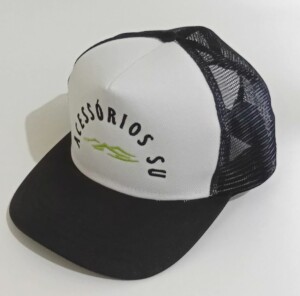 Boné Trucker Branco e Preto com Fechamento Ajustável