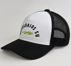 Boné Trucker Branco e Preto com Fechamento Ajustável